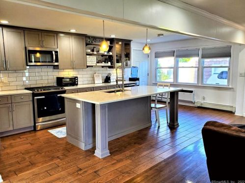 370 Old Town Rd, Bridgeport, CT 06611-4861