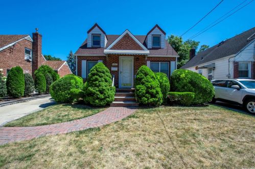 612 13th St, New Hyde Park, NY 11040-5575