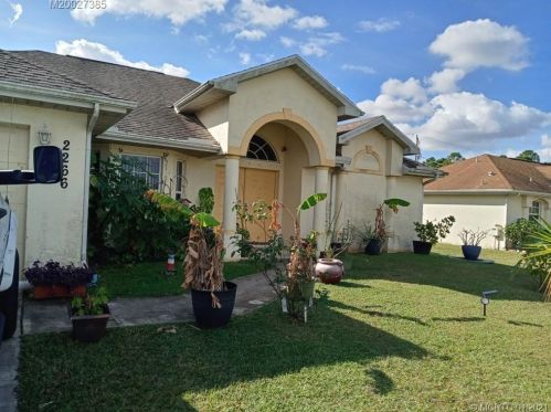 2266 Elmwood Ave, Fort Pierce, FL 34953-2783