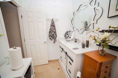 1610 14th St, Oakland CA  94607-1512 exterior