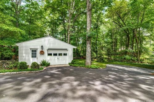 537 Rock Rimmon Rd, Stamford CT  06903-2333 exterior