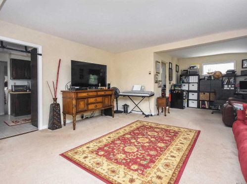 61 Roslyn Dr, Muttontown NY  11545-1733 exterior