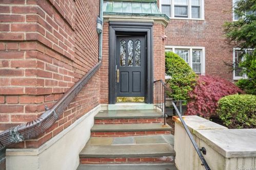 2 Chateaux Cir, Scarsdale, NY 10583-4139