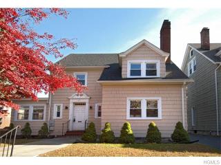 69 Crestwood Ave, Yonkers NY  10707-2225 exterior