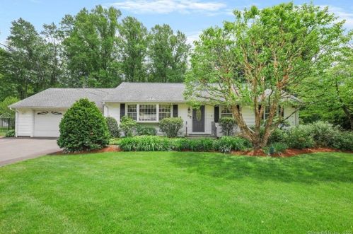 24 Primrose Dr, Bridgeport, CT 06611-5043