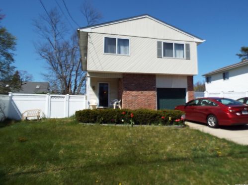 261 Chelsea Ave, Babylon, NY 11704-3940