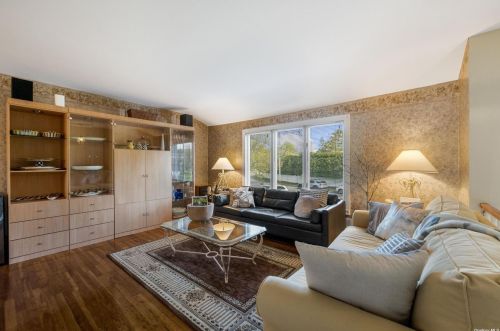 7 Newbrook Ln, Elwood NY  11731-5230 exterior