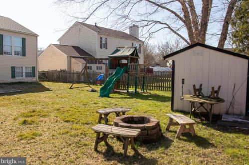 87 Violette Dr, New Castle DE  19720-8607 exterior