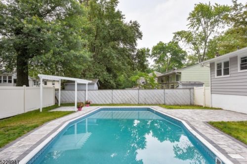124 Camden Rd, Parsippany NJ  07054-3107 exterior