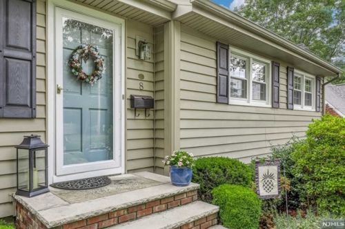 8 Winters St, Oakland NJ  07436-2623 exterior