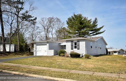 31 Pheasant Dr, Bricktown, NJ 08724-8109