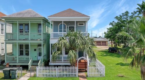 2815 Ball St, Galveston, TX 77550-2133