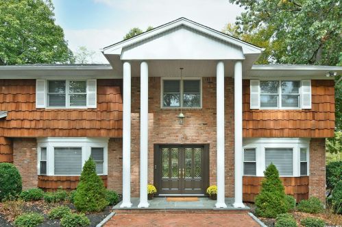 1 Micole Ct, Huntington Station, NY 11746-5851