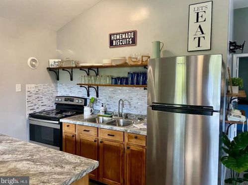 15 Meadow View Dr, Lost City, WV 26810
