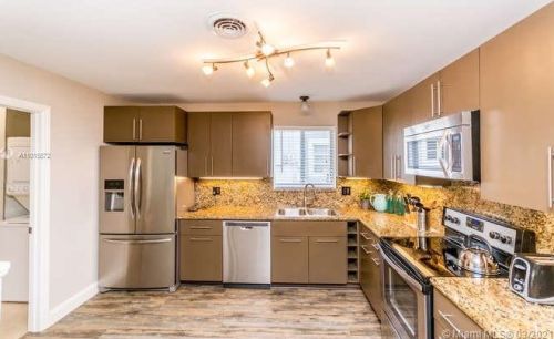 905 13th Ct, Hollywood FL  33019-3106 exterior