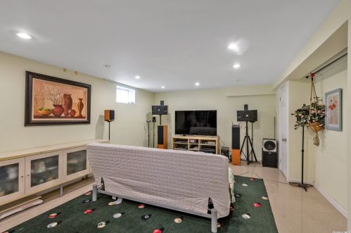 42 Stephen Ave, New Hyde Park NY  11040-3131 exterior