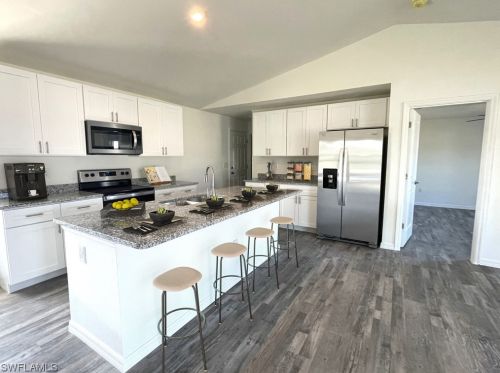 2015 23rd Ter, Cape Coral, FL 33993-3821