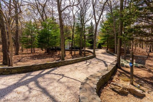 9 Longboat Ln, East Hampton, NY 11937-3517