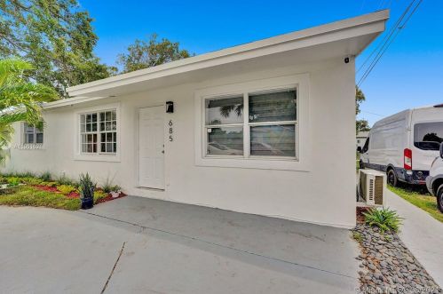 685 7th Ter, Dania Beach FL  33004-3832 exterior