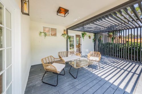 17602 Collins St, Van Nuys CA  91316-1245 exterior