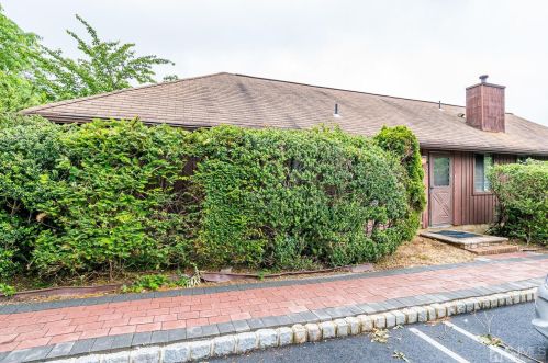 22 Ardsley Ct, East Brunswick, NJ 08816-3672