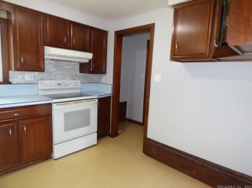 6 Ridgeland Cir, Wallingford CT  06492-2121 exterior