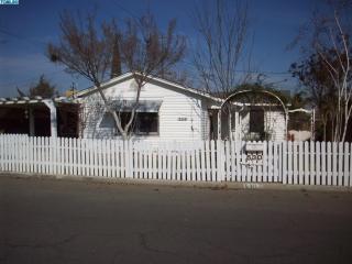 530 Whittier St, Exeter, CA 93221-1933