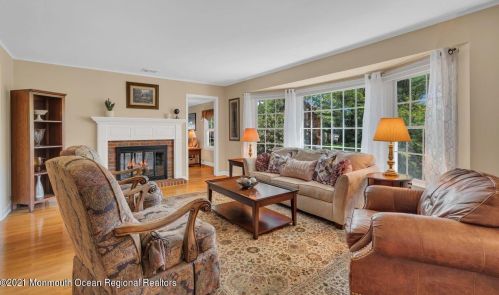 33 Pelican Rd, Middletown NJ  07748-3237 exterior