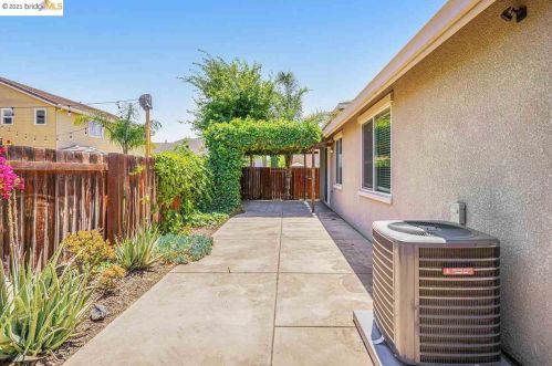 40 Snowy Egret Ct, Oakley CA  94561-1679 exterior