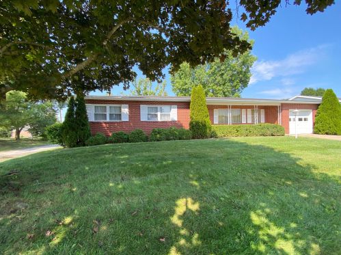 621 Mellwood Dr, New Lexington, OH 43764-9405