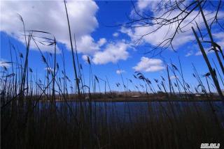29 River Ave, Eastport, NY 11941-1216