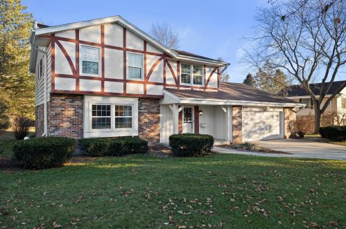 512 Bel Aire Dr, Thiensville, WI 53092-1410