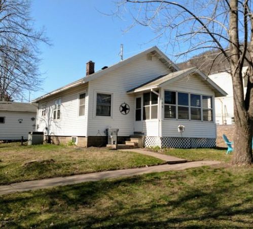 106 4th St, Waumandee, WI 54622-7141