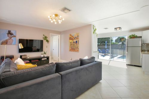 9507 Bellewood St, West Palm Beach, FL 33410-5852