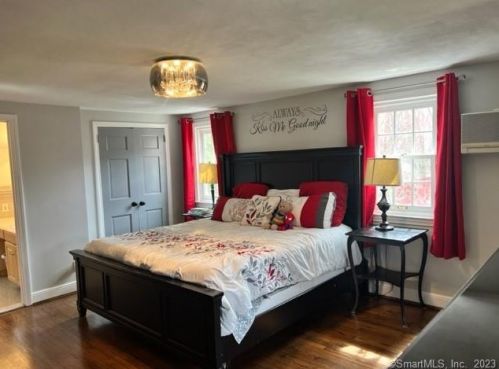 31 Oak Ridge Ln, Hartford CT  06107-3506 exterior