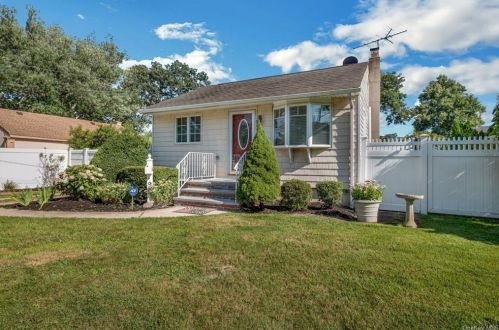 90 17th St, Babylon, NY 11704-2722