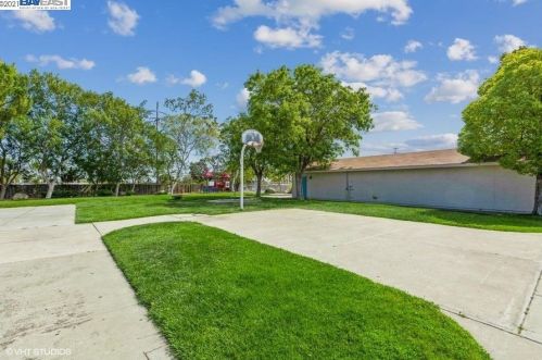 55 Pacifica Ave, West Pittsburg CA  94565-2926 exterior