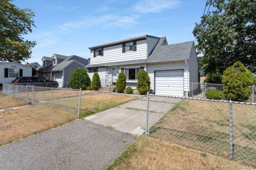 234 41st St, North Lindenhurst, NY 11757-2710