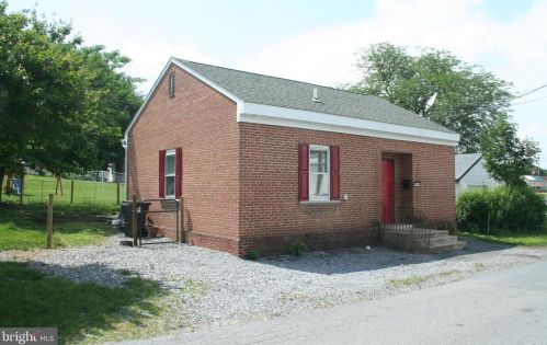 14 Chestnut St, Mount Holly Springs, PA 17065-1305