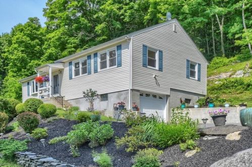 515 Peekskill Hollow Rd, Tompkins Corners, NY 10579-2734