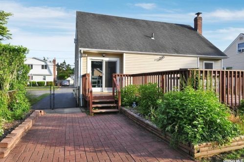 612 3rd Ave, Elwood NY  11731-3435 exterior