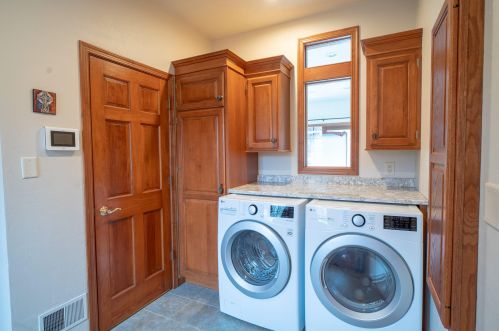 1300 Westbury Ct, Manitowoc WI  54220-8756 exterior