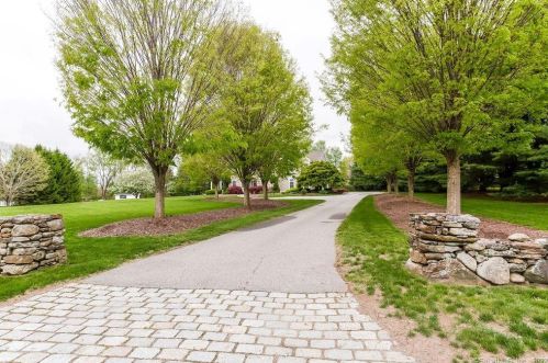 20 Gibson Ln, New Hartford, CT 06057-3639