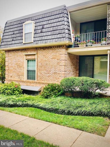 3127 Patrick Henry Dr, Falls Church, VA 22044-2330