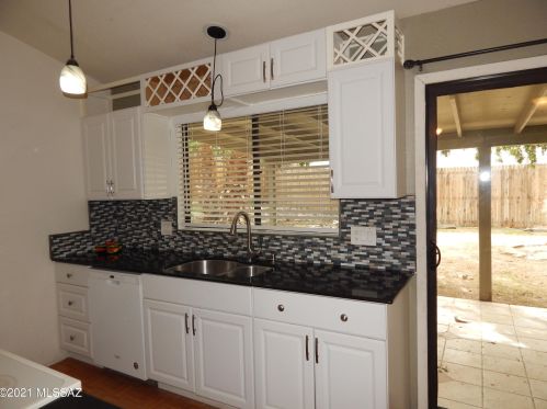 10060 Desert Aire Dr, Tucson, AZ 85730-4470