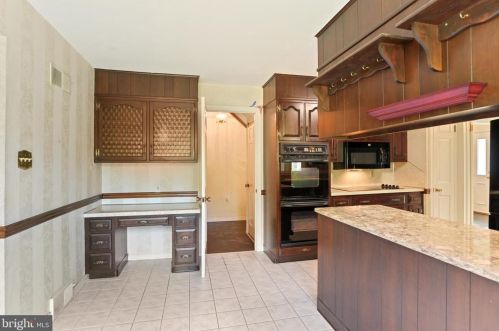 4351 Crestview Rd, Harrisburg PA 17112-2009 exterior