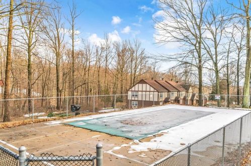 65 Derbyshire, Derby CT  06418-2240 exterior
