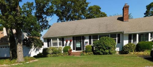 23 Abrew St, Bayshore, NY 11706-5001
