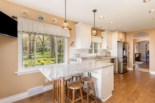 560 Woodlawn Dr, Valpo IN  46385-3347 exterior