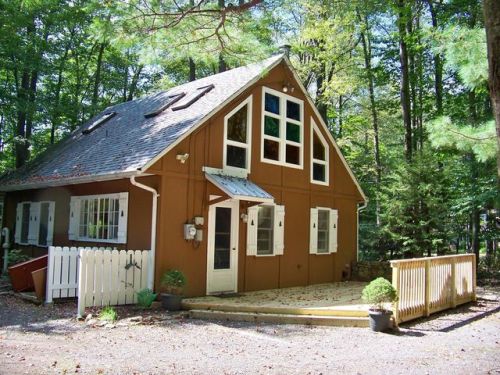 1116 Rhododendron Ln, Pocono Summit, PA 18346-7800